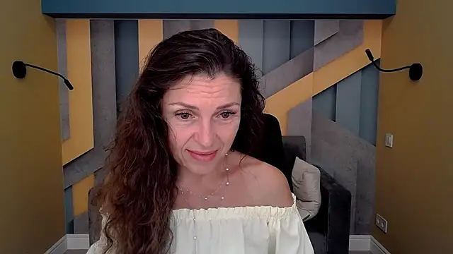 Snapshot of EllaLong chatting on September 9, 2025, 11:30 am EllaLong online show from September 9, 2025, 11:30 am