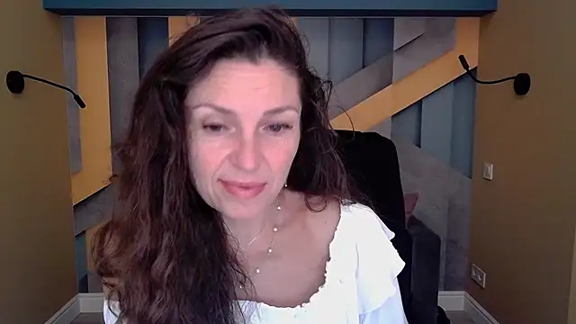 Snapshot of EllaLong chatting on September 15, 2025, 11:32 am EllaLong online show from September 15, 2025, 11:32 am