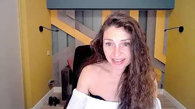 Snapshot of EllaLong chatting on February 15, 2025, 12:33 pm EllaLong online show from February 15, 2025, 12:33 pm