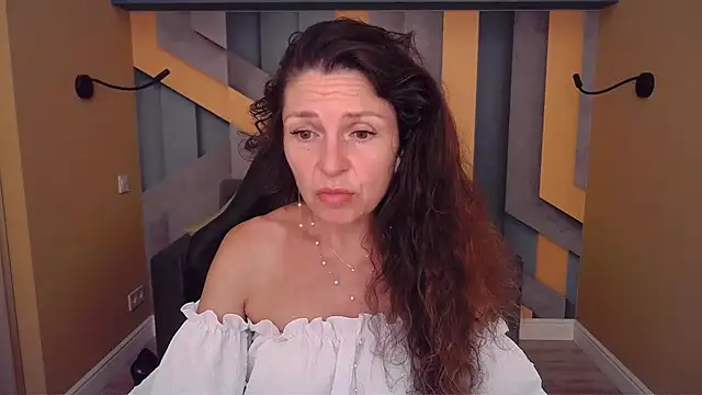 Snapshot of EllaLong chatting on July 4, 2026, 11:38 am EllaLong online show from July 4, 2026, 11:38 am