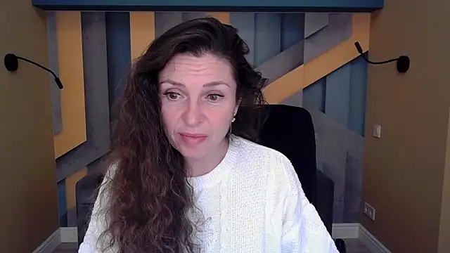 Snapshot of EllaLong chatting on October 18, 2025, 11:34 am EllaLong online show from October 18, 2025, 11:34 am