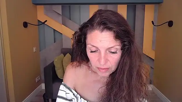 Snapshot of EllaLong chatting on July 1, 2026, 11:32 am EllaLong online show from July 1, 2026, 11:32 am