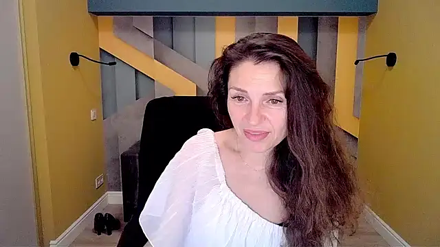 Snapshot of EllaLong chatting on February 16, 2025, 4:09 am EllaLong online show from February 16, 2025, 4:09 am