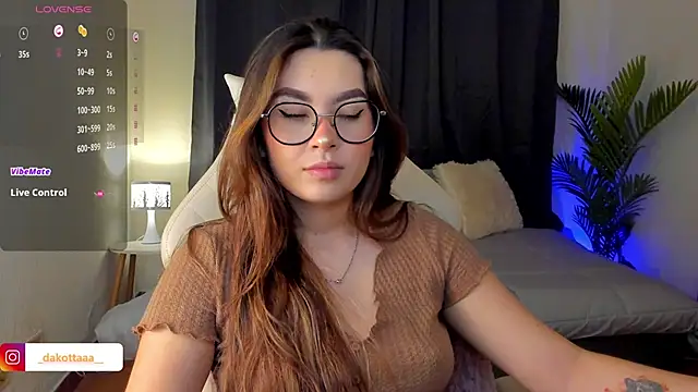 dakottaa  online show from October 6, 2025, 11:05 pm