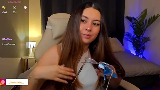 dakottaa  online show from December 17, 2025, 12:26 am