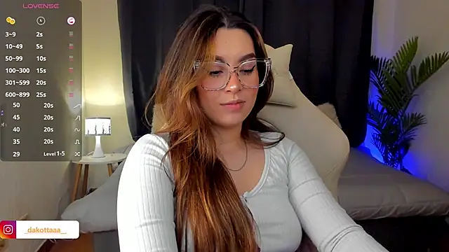 dakottaa  online show from October 10, 2025, 11:05 pm