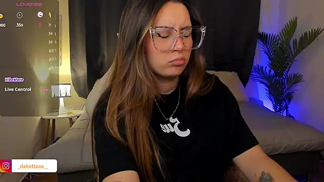 Snapshot of dakottaa_ chatting on January 5, 2026, 11:41 pm dakottaa online show from January 5, 2026, 11:41 pm