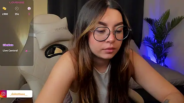 dakottaa  online show from November 24, 2025, 11:49 pm