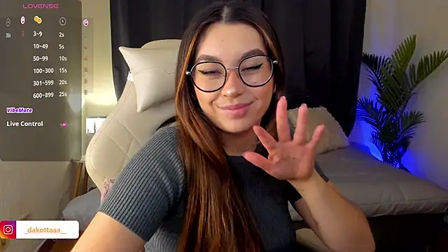 dakottaa  online show from September 22, 2025, 11:11 pm