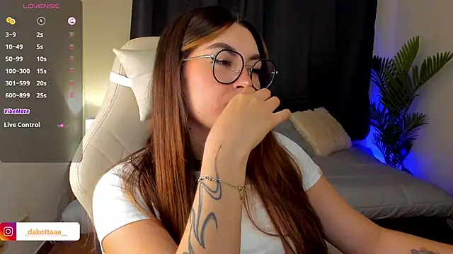 dakottaa  online show from September 24, 2025, 11:43 pm