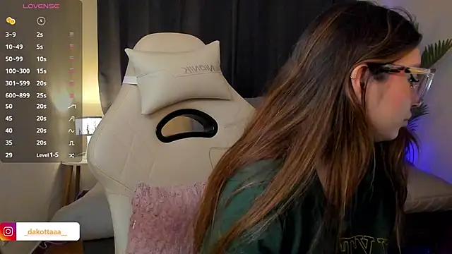 dakottaa  online show from November 28, 2025, 11:38 pm