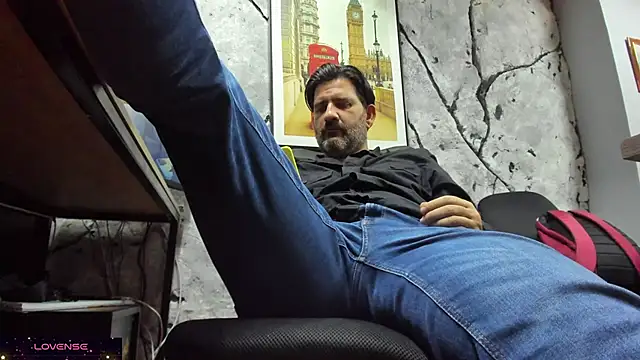 Snapshot of Maxi_TheBigDaddy chatting on December 18, 2025, 12:05 am Maxi TheBigDaddy online show from December 18, 2025, 12:05 am