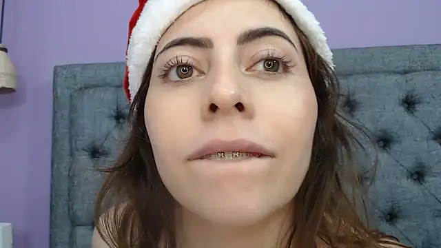 Snapshot of LilaSuni chatting on December 23, 2024, 5:43 pm LilaSuni online show from December 23, 2024, 5:43 pm