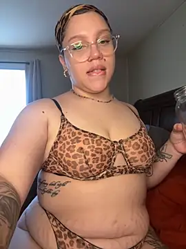 QueenNuttCollector online show from October 23, 2025, 4:49 pm