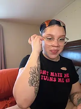 QueenNuttCollector online show from September 9, 2025, 9:02 pm