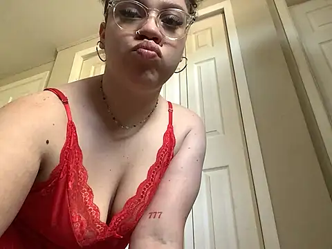 Snapshot of QueenNuttCollector chatting on April 21, 2026, 4:57 pm QueenNuttCollector online show from April 21, 2026, 4:57 pm