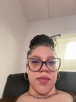Snapshot of QueenNuttCollector chatting on May 27, 2026, 4:03 pm QueenNuttCollector online show from May 27, 2026, 4:03 pm