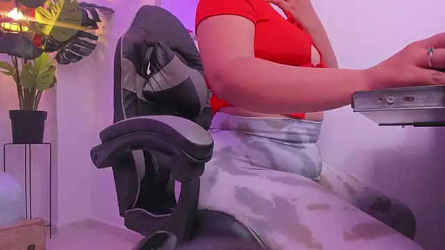 Snapshot of izaro22 chatting on October 28, 2025, 2:23 am izaro22 online show from October 28, 2025, 2:23 am