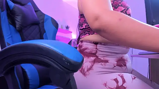 Snapshot of izaro22 chatting on December 20, 2025, 12:52 pm izaro22 online show from December 20, 2025, 12:52 pm