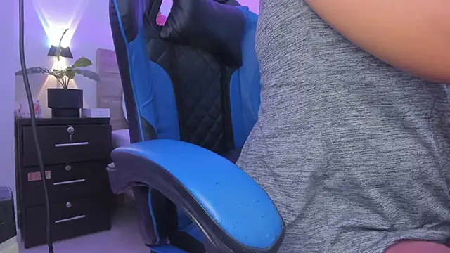 Snapshot of izaro22 chatting on February 17, 2026, 12:35 pm izaro22 online show from February 17, 2026, 12:35 pm