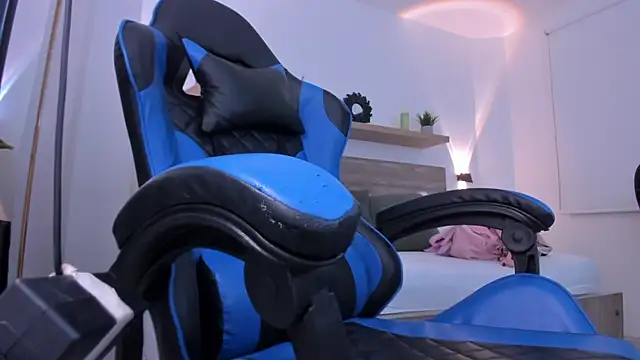 Snapshot of izaro22 chatting on December 18, 2025, 1:04 pm izaro22 online show from December 18, 2025, 1:04 pm