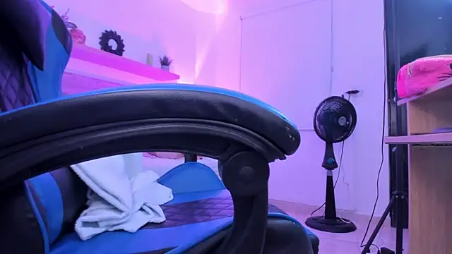 Snapshot of izaro22 chatting on December 19, 2025, 1:02 pm izaro22 online show from December 19, 2025, 1:02 pm