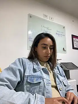 Snapshot of Vaiolet_a chatting on July 8, 2026, 5:35 pm Vaiolet a online show from July 8, 2026, 5:35 pm