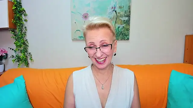 iamyourdream89 online show from November 7, 2025, 11:37 am