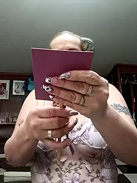 Snapshot of SeductionSilera chatting on November 8, 2025, 6:33 pm SeductionSilera online show from November 8, 2025, 6:33 pm