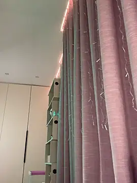 Snapshot of Alina_Vibe_Me chatting on November 26, 2025, 11:38 pm Alina Vibe Me online show from November 26, 2025, 11:38 pm