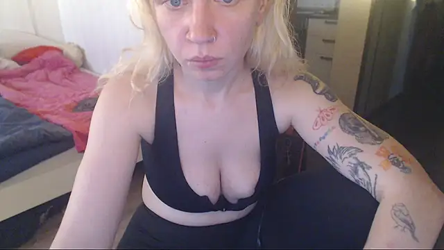 Snapshot of amanda_kiss_kiss chatting on December 14, 2025, 12:22 pm amanda kiss kiss online show from December 14, 2025, 12:22 pm