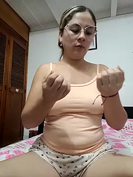 Snapshot of selena_gomez2 chatting on February 28, 2026, 2:00 am selena gomez2 online show from February 28, 2026, 2:00 am