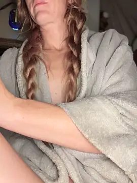 Snapshot of GoldenFlameGoddess chatting on November 3, 2025, 1:37 pm GoldenFlameGoddess online show from November 3, 2025, 1:37 pm