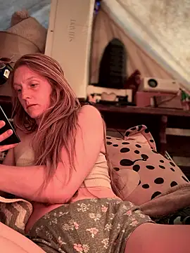 Snapshot of GoldenFlameGoddess chatting on November 21, 2025, 3:44 pm GoldenFlameGoddess online show from November 21, 2025, 3:44 pm