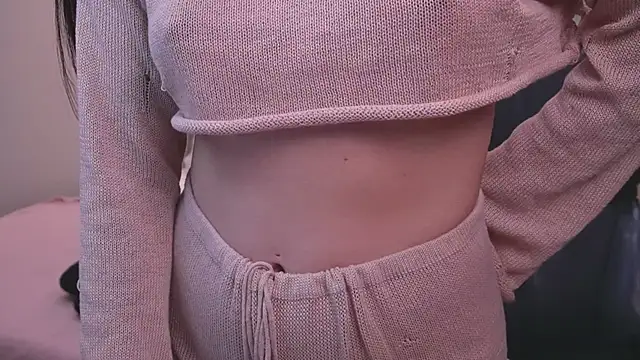 Snapshot of Molly_Jons chatting on February 3, 2026, 1:05 am Molly Jons online show from February 3, 2026, 1:05 am