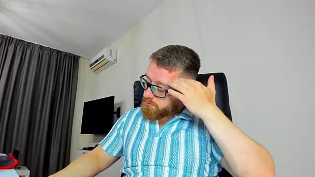 Snapshot of Findom_guy chatting on April 13, 2026, 10:52 am Findom guy online show from April 13, 2026, 10:52 am