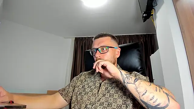 Snapshot of Findom_guy chatting on July 18, 2026, 5:43 pm Findom guy online show from July 18, 2026, 5:43 pm