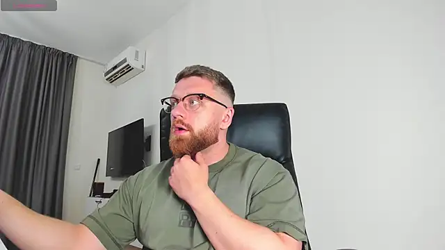 Snapshot of Findom_guy chatting on March 1, 2026, 5:46 pm Findom guy online show from March 1, 2026, 5:46 pm