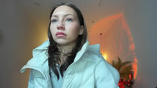 LilyRaisa online show from February 13, 2026, 3:39 am