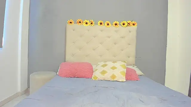 Snapshot of violetasimonz chatting on March 15, 2025, 4:54 pm violetasimonz online show from March 15, 2025, 4:54 pm