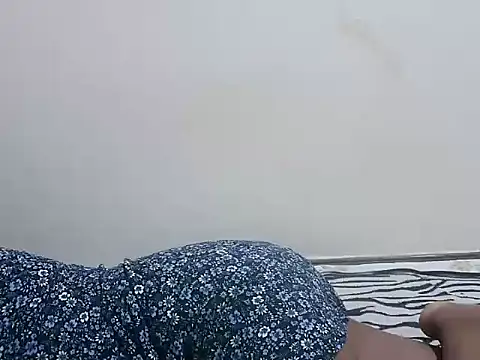 Snapshot of prettybeee chatting on December 3, 2025, 10:42 pm prettybeee online show from December 3, 2025, 10:42 pm