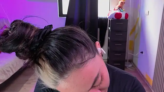 Cuttiealice online show from November 12, 2025, 4:44 pm