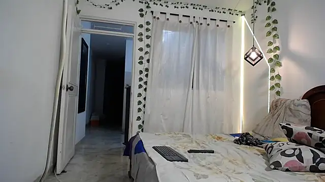 ivonne  hott1 online show from December 20, 2025, 12:57 am