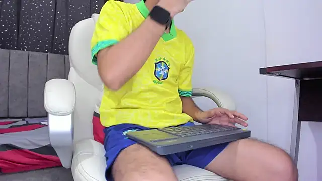 Snapshot of The_skinnyguys chatting on January 29, 2025, 1:48 am The skinnyguys online show from January 29, 2025, 1:48 am