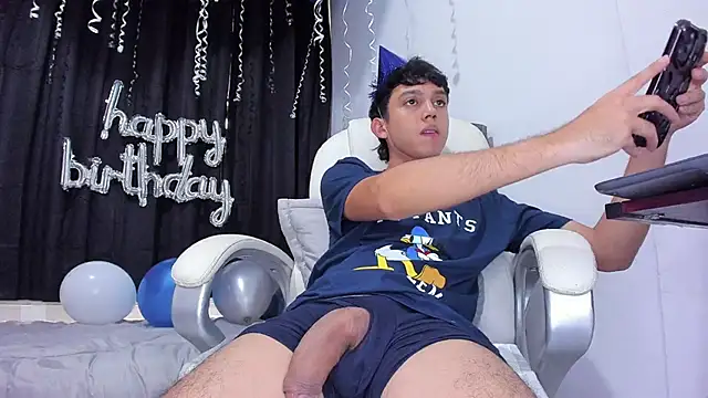 Snapshot of The_skinnyguys chatting on March 16, 2025, 10:09 pm The skinnyguys online show from March 16, 2025, 10:09 pm