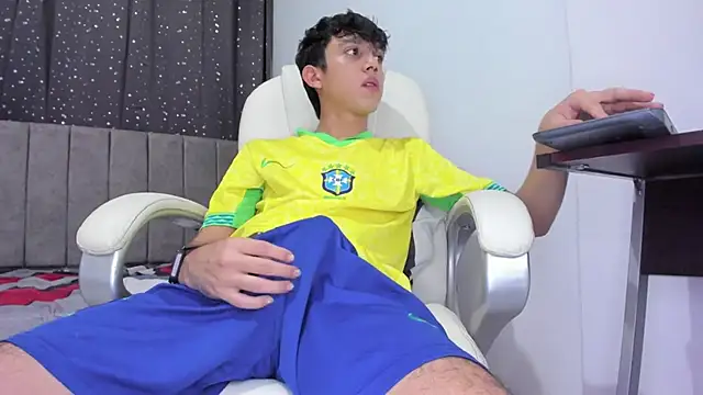 Snapshot of The_skinnyguys chatting on January 28, 2025, 10:45 pm The skinnyguys online show from January 28, 2025, 10:45 pm