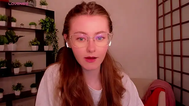 KateCuddle online show from May 18, 2026, 2:33 am