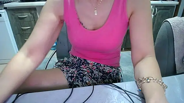 Snapshot of AmazingBitch chatting on June 19, 2026, 5:52 pm AmazingBitch online show from June 19, 2026, 5:52 pm