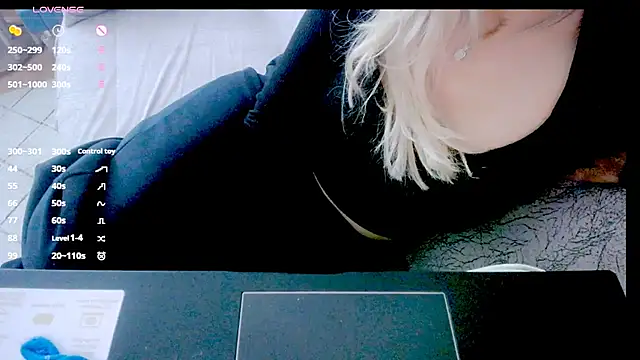 Snapshot of AmazingBitch chatting on November 23, 2025, 10:14 am AmazingBitch online show from November 23, 2025, 10:14 am