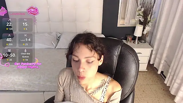 Snapshot of LiaVillalobos chatting on December 17, 2025, 2:11 pm LiaVillalobos online show from December 17, 2025, 2:11 pm